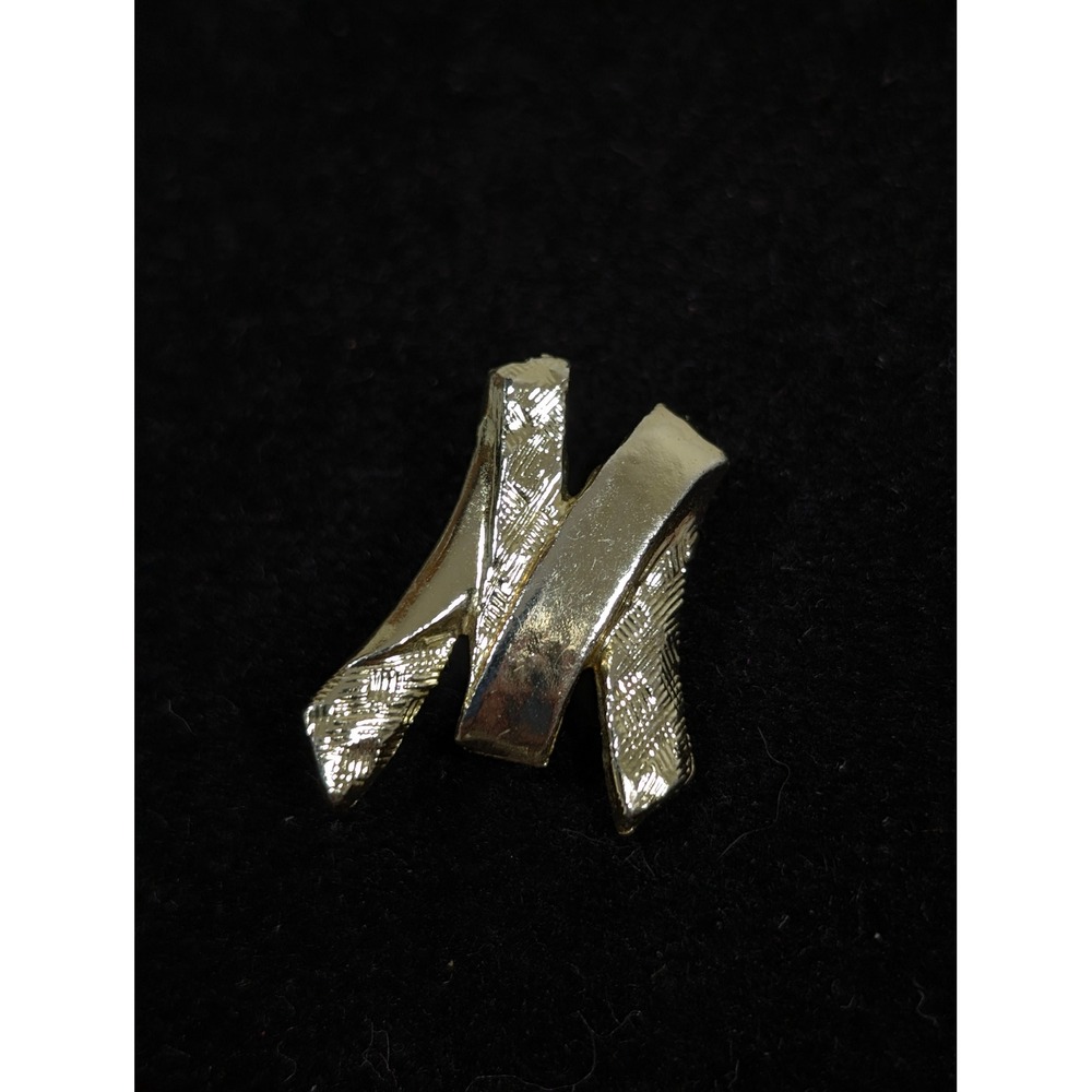 Vintage Gold Tone Letter‎ M Monogram Ribbon Textured Small Brooch Pin